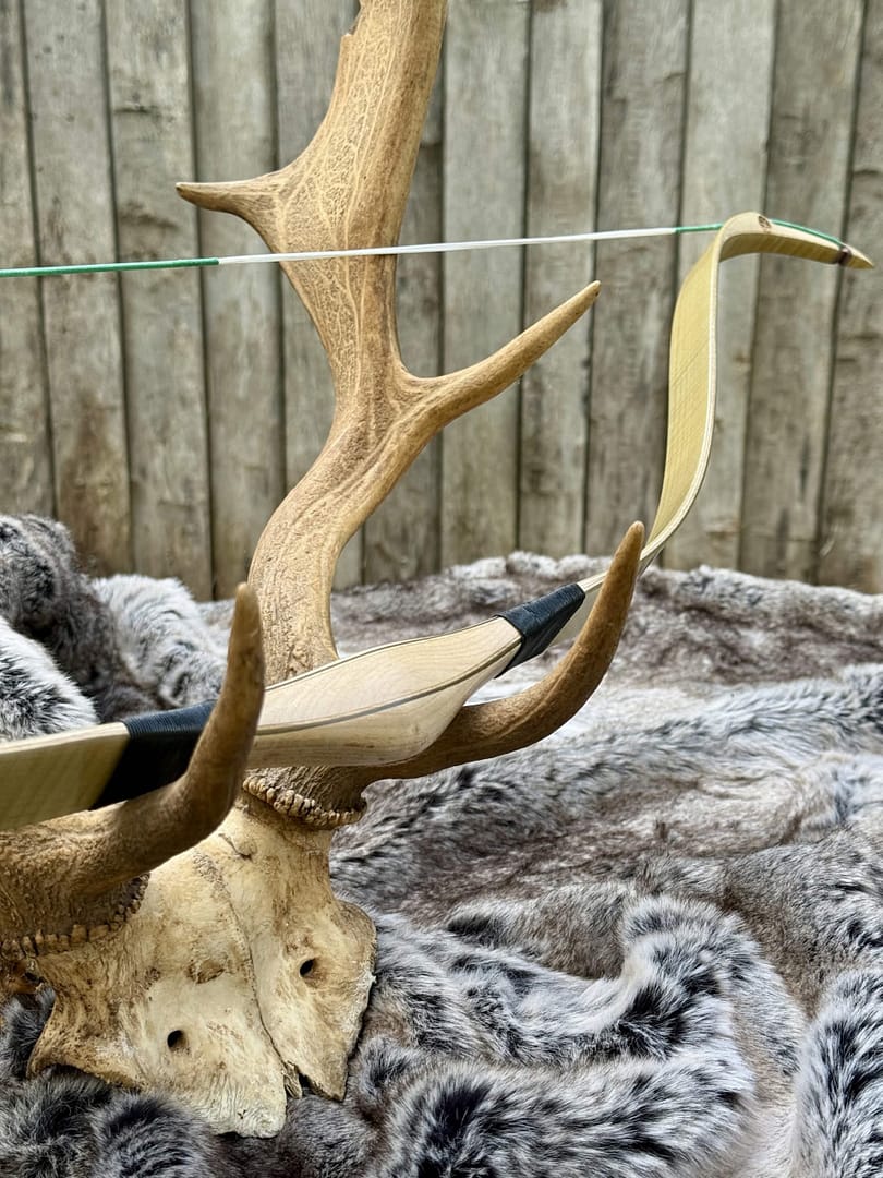 Vav laminated Turkish puta bow by OKCUBABA in beige, view 5