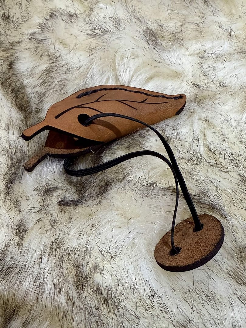 Solkarra bovine leather string keeper, leaf shaped tip cap with arrow button