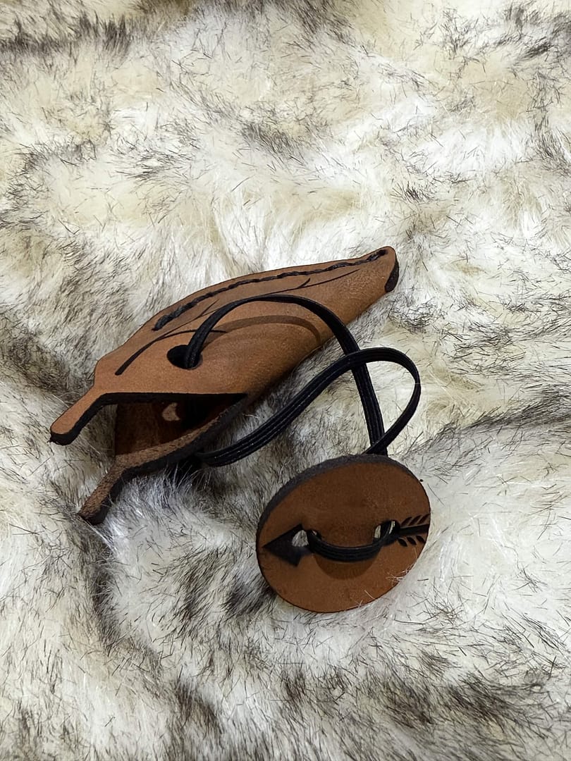 Solkarra bovine leather string keeper, leaf shaped tip cap with arrow button, view 2