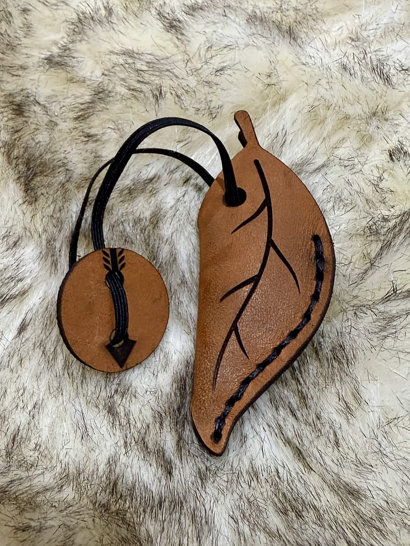 Solkarra bovine leather string keeper, leaf shaped tip cap with arrow button, view 3