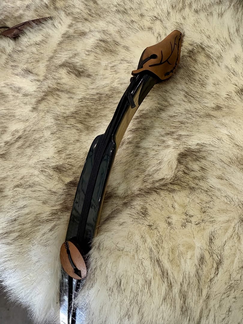 Solkarra bovine leather string keeper, leaf shaped tip cap with arrow button, view 4