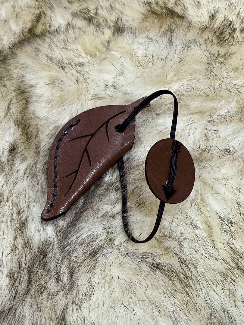 Solkarra kangaroo leather string keeper, leaf shaped tip cap with arrow button