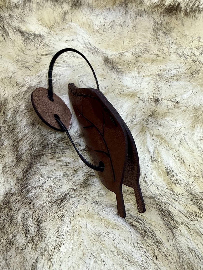 Solkarra kangaroo leather string keeper, leaf shaped tip cap with arrow button, view 2